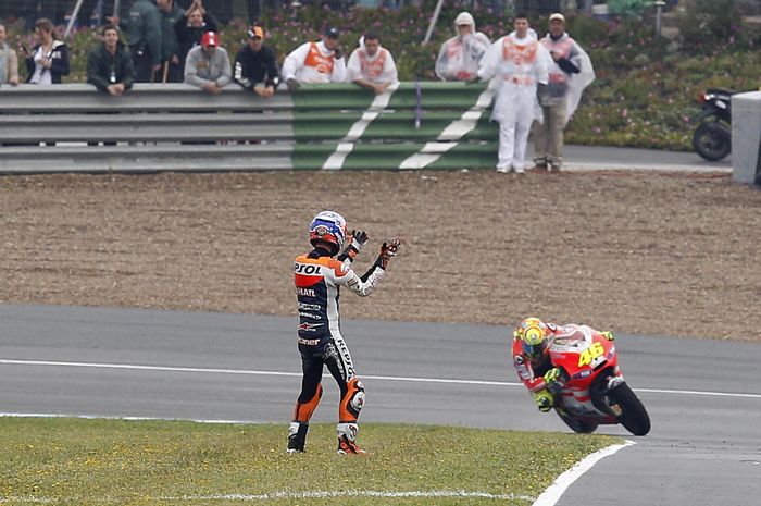 Casey Stoner memberi tepuk tangan pada Valentino Rossi usai dijatuhakn olehnya