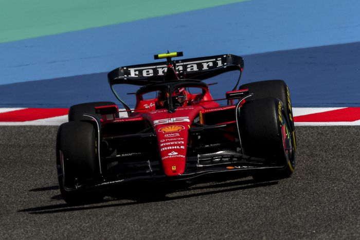 Carlos Sainz pembalap tercepat tim Ferrari pada hari pertama tes F1 2023 Bahrain