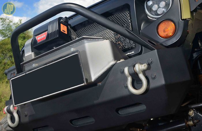 Bemper depan custom bikinan Bengkel Idek dipasangi winch Warn 8274 supaya Jeep JK Wrangler ini lebih leluasa saat dijalur off-road. 