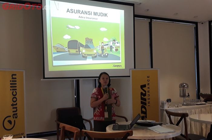  Tanny Megah Lestari, Bussines Development Division Head Adira Insurance saat menjelaskan produk terbaru Adira yaitu Asuransi Mudik