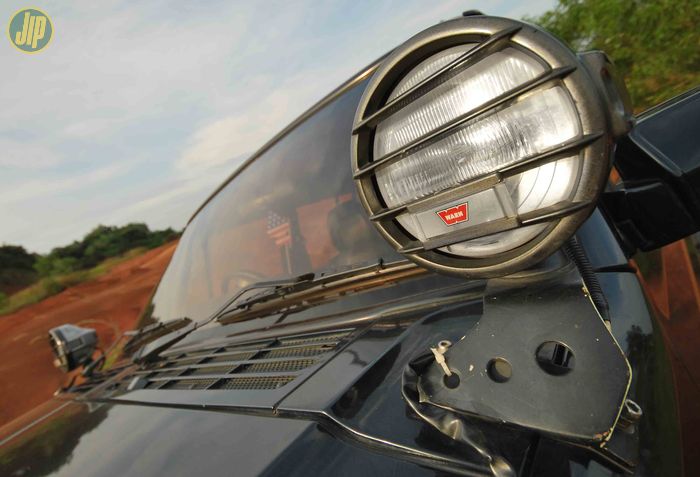 Dipasangi spot lamp keluaran Warn pada pilar A Jeep Cherokee ini. 