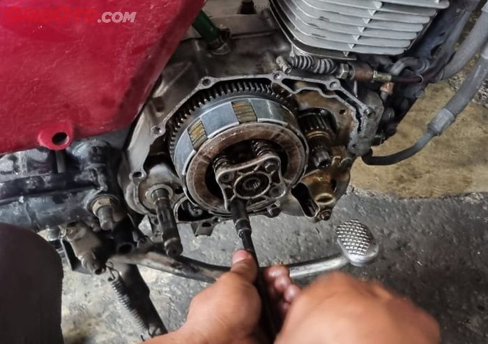 Kampas kopling motor diganti dengan yang baru karena muncul gejala selip