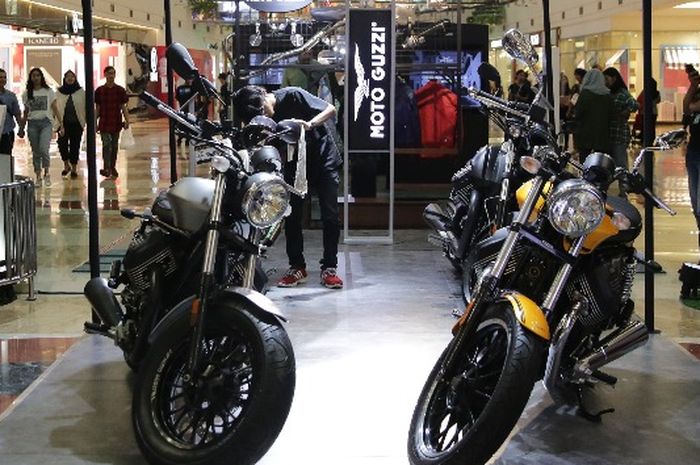 Brand Moto Guzzi yang dipamerkan oleh Piaggio Indonesia di Pondok Indah Mall beberapa waktu lalu