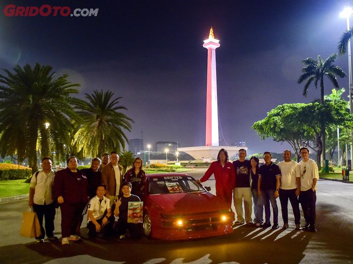 Sung Kang berpose dengan background Monas bersama Ekraf dan Maxdecal