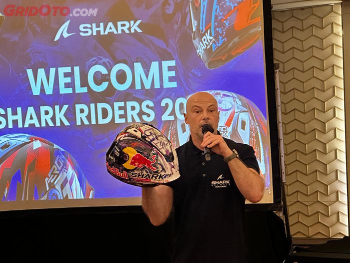 Francois Berni bawa helm Shark Aeron GP milik pembalap MotoGP, Johann Zarco bekas terjatuh di MotoGP Catalunya 