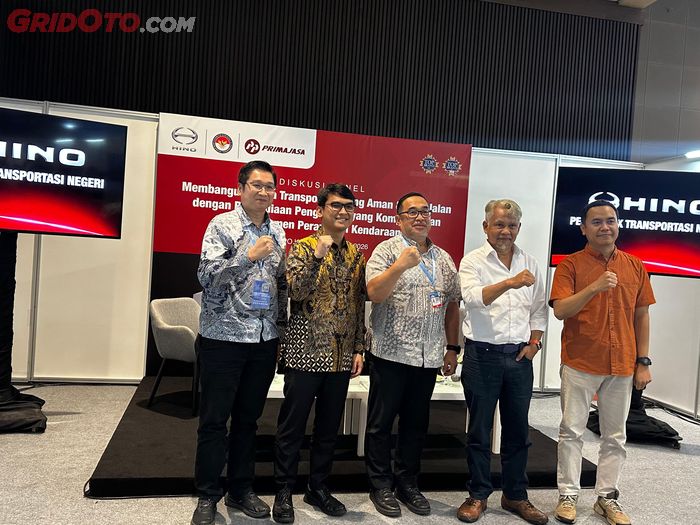 Hino mengangkat tema pembangunan moda transportasi yang aman dan laik jalan melalui peningkatan kualitas pengemudi dan pengelolaan kendaraan
