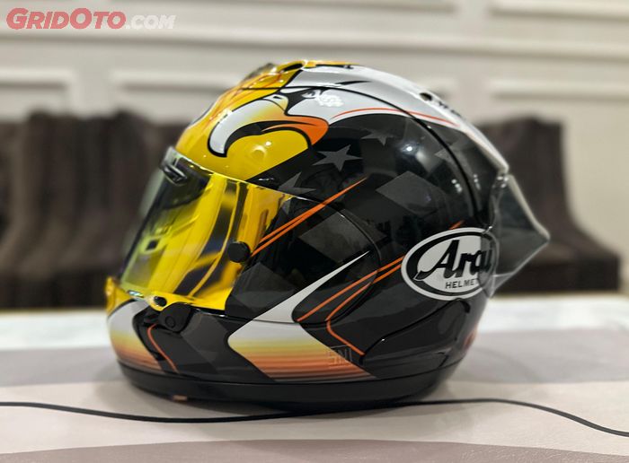 visor dan spoiler GMA CLEAN saat terpasang di helm Arai RX-7X, makin ganteng maksimal kan?