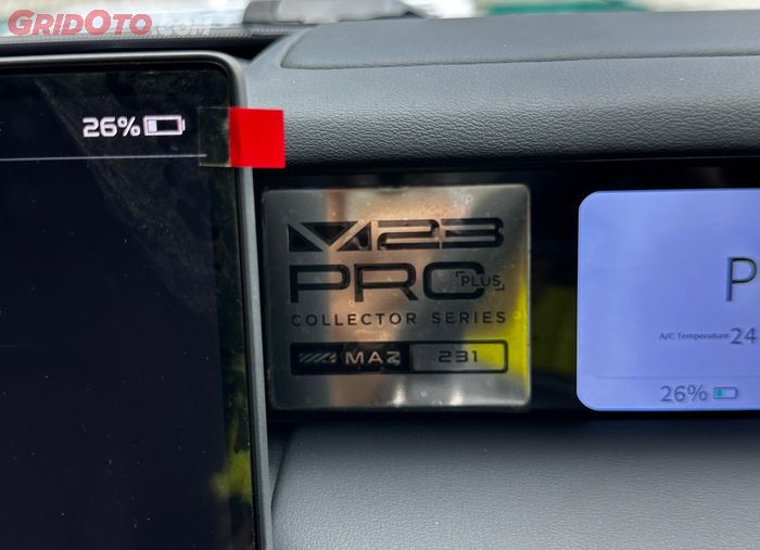 Terdapat emblem V23 Pro Plus Collector Series dengan serial number yang membuatnya eksklusif 
