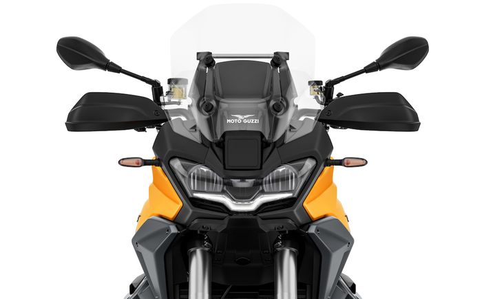 Sensor radar Moto Guzzi Stelvio terletak di atas dan bawah lampu depan