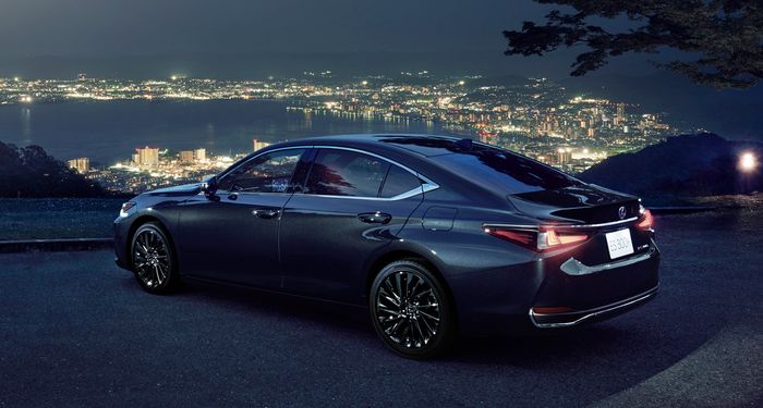 Lexus ES 300h 'Graceful Escort' dapat komponen eksterior dan interior yang berkesan lebih mewah.