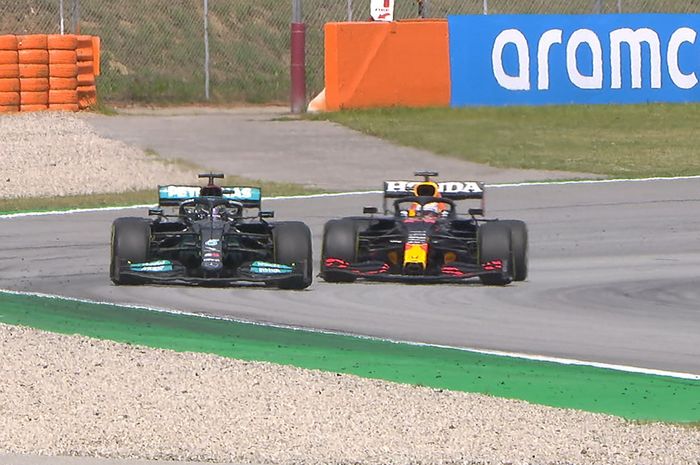 Tertinggal 22 detik, Lewis Hamilton bangkit untuk mengejar Max Verstappen dan memenangkan balap F1 Spanyol 2021