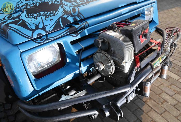 Dipilih winch Warn 8274 sebagai alat recovery Suzuki Jimny turbo ini 