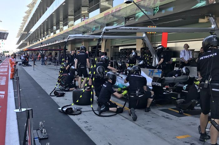 Kru pitstop tim Mercedes AMG F1 berlatih keras agar di saat raceday tidak melakukan kesalahan dan bisa mencatat pitstop tercepat
