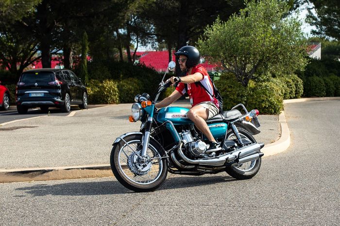 Sebastian Vettel dan Suzuki GT750 miliknya di F1 Prancis.