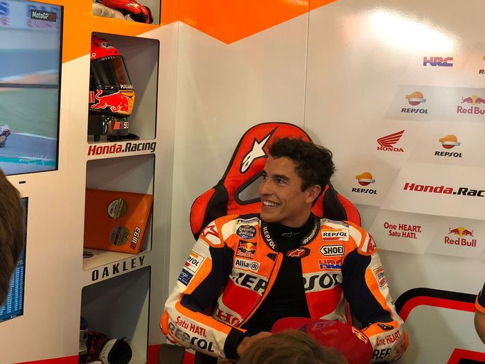 Marc Marquez tersenyum lebar seusai menjalani kedua sesi latihan di hari pertama MotoGP Portugal 2021