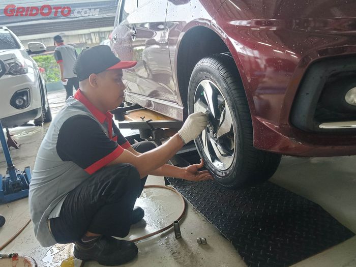 Pengecekan kaki-kaki mobil