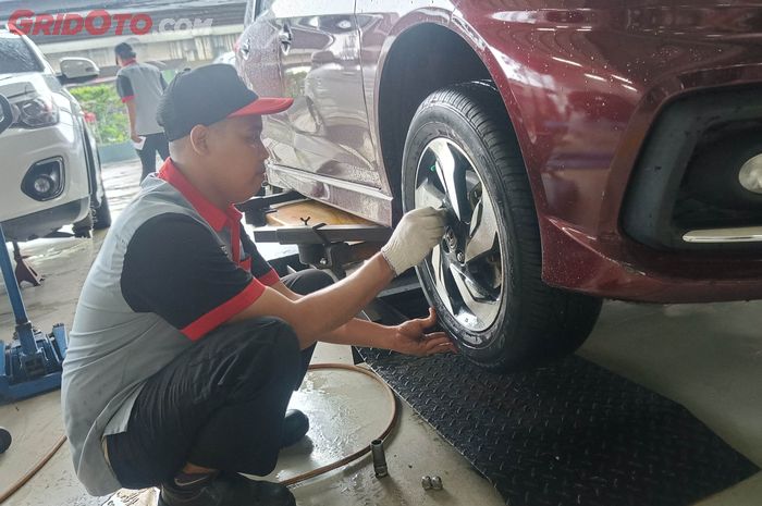 Pengecekan kaki-kaki mobil bekas pasca mudik