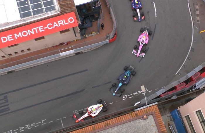 Mobil Sean Gelael (depan) sempat oleng saat disundul Nicholas Latifi pada race 1 F2 Monako