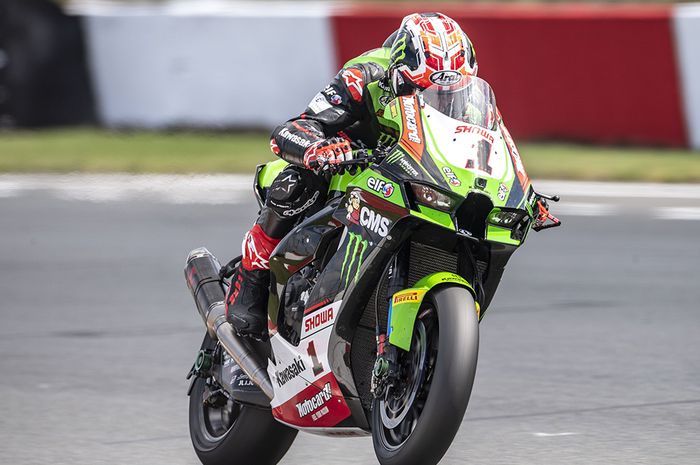 Jonathan Rea berhasil membuat Scott Redding dan Toprak Razgatlioglu tak berkutik di Race 1 WSBK Belanda 2021