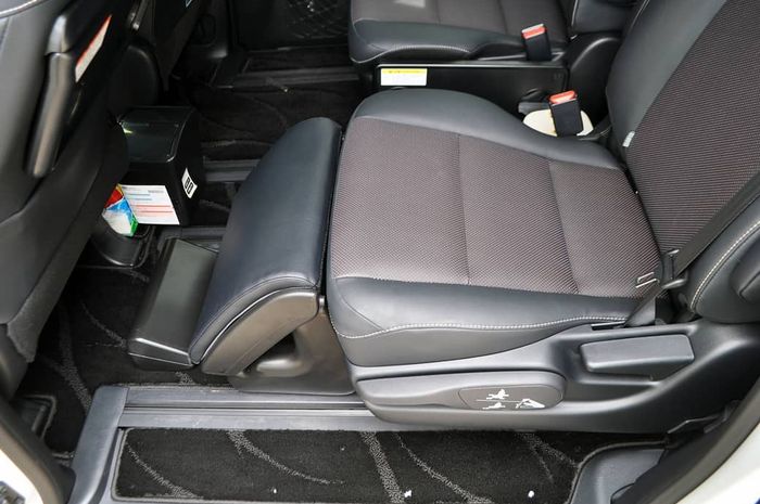 ottoman chair bikin kaki lebih santai di kabin Toyota Voxy