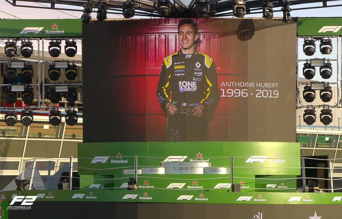 Foto mendiang Anthione Hubert ditampilkan di atas podium F2 Italia di sirkuit Monza