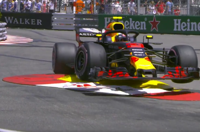 Mobil Red Bull RB14 yang dikemudikan Max Verstappen melompat setelah melewati kerb pada latihan bebas ketiga GP F1 Monako