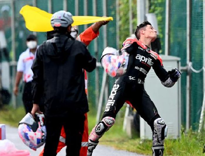 Usai MotoGP Indonesia 2022, Aleix Espargaro tepati janji lempar helm ke tribun penonton di Sirkuit Mandalika, pria beruntung ini yang dapat