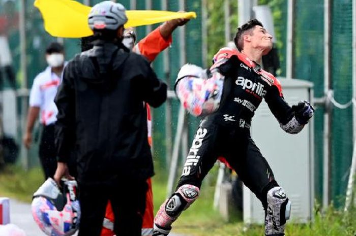 Usai MotoGP Indonesia 2022, Aleix Espargaro tepati janji lempar helm ke tribun penonton di Sirkuit Mandalika, pria beruntung ini yang dapat
