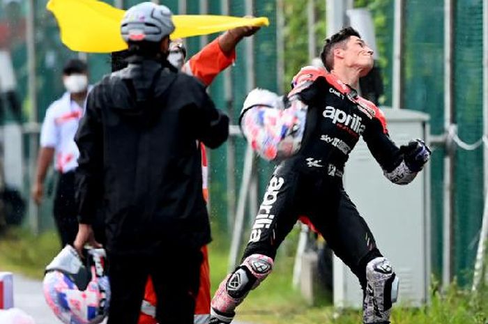 Usai MotoGP Indonesia 2022, Aleix Espargaro tepati janji lempar helm ke tribun penonton di Sirkuit Mandalika, pria beruntung ini yang dapat