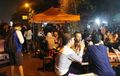 Bikin Semrawut Jalan Tiap Malam Weekend, Ini 'Tempat Persembunyian' Gerobak PKL di Asia Afrika Senayan