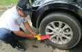 Waduh, Nekat Parkir di Wilayah Terlarang, Roda Mobil Wanita Ini Kena Gembok