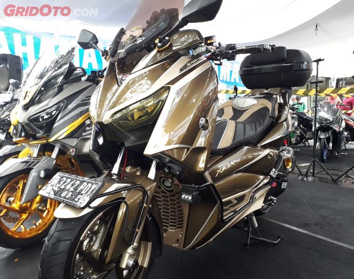 Yamaha XMAX dengan tampilan motor touring