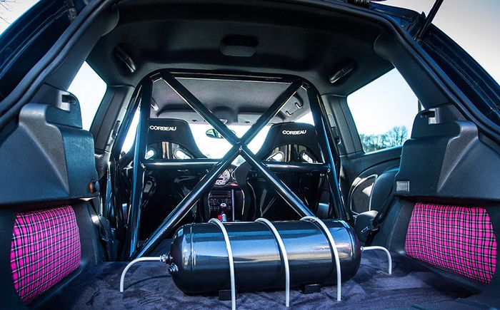 Roll bar dan tabung suspensi udara tersimpan rapi di kabin MINI Cooper S