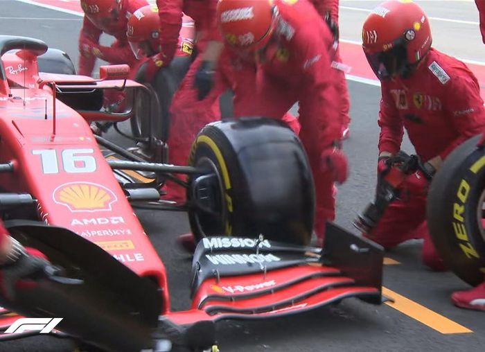 Pada lap ke-16 balapan F1 Meksiko, Charles Leclerc memutuskan untuk masuk pit stop untuk ganti ban