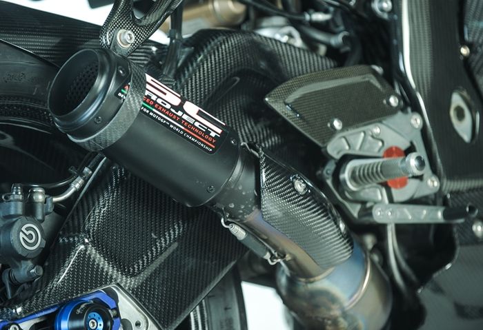 Exhaust system gado-gado dengan leher Akrapovic dan muffler SC Project slip-on