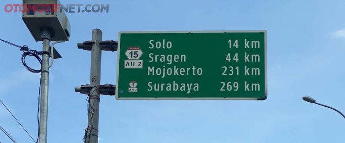 Papan penunjuk jalan dilengkapi angka rute nasional