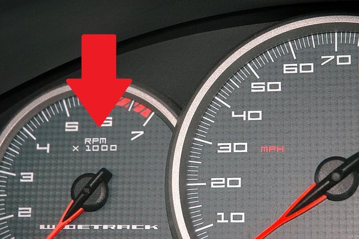 Mengenali arti singkatan RPM di tachometer, ada dua versi, mana yang benar?