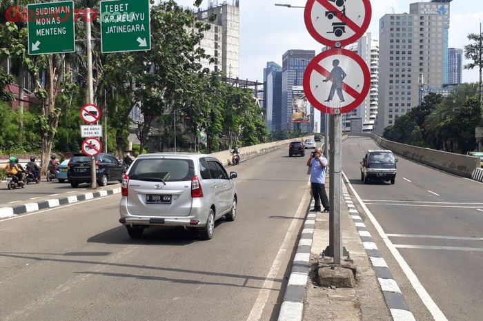 Komparasi JLNT Vs Jalan Biasa: menggunakan mobil