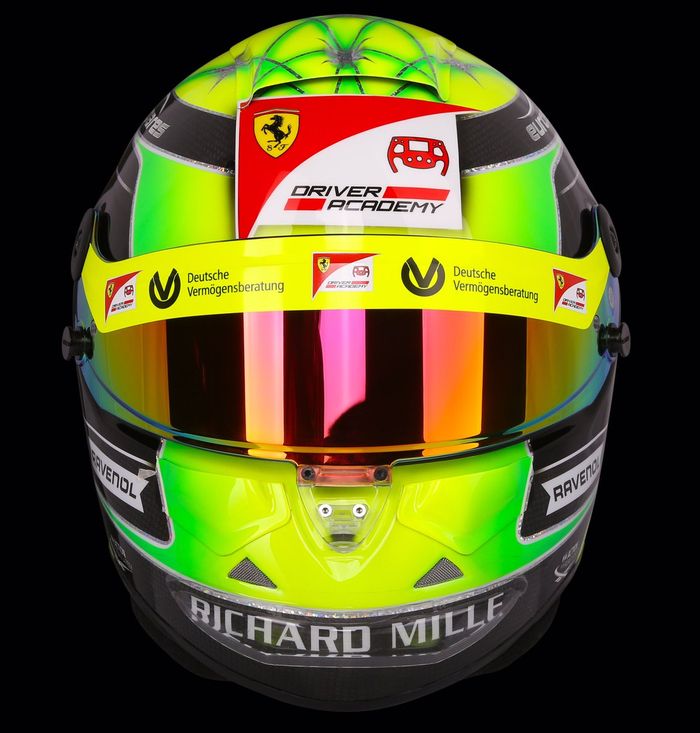 Helm Mick Schumacher di F2 2019, ada logo Ferrari Driver Academy
