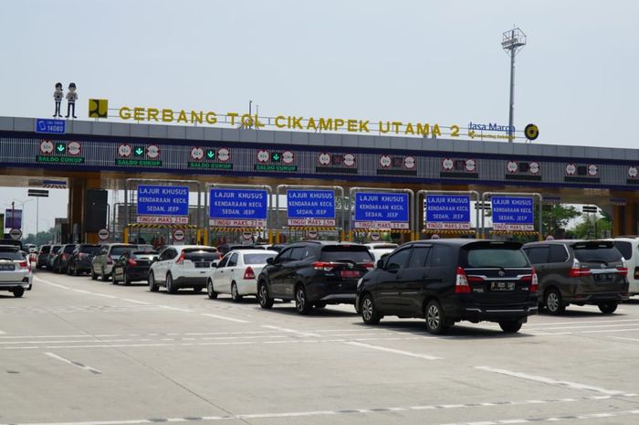 Ilustrasi. Gerbang Tol Cikampek Utama 2 mulai dipadati kendaraan yang menuju Jakarta.
