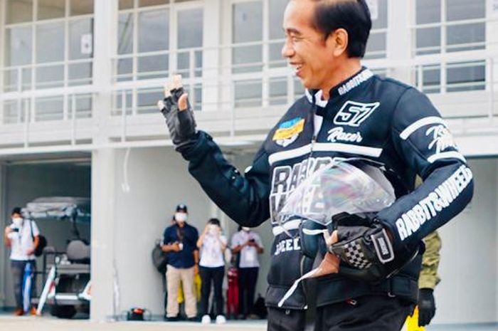 Style Presiden Jokowi saat menjajal sirkuit Mandalika, Lombok, Nusa Tenggara Barat