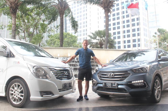 Teddy Sheringham keliling Jakarta naik Hyundai