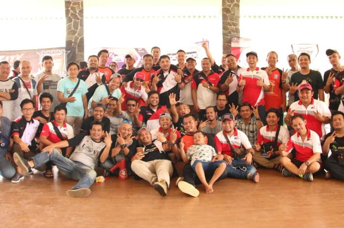 Anggota komunitas Velozity foto bersama di akhir acara