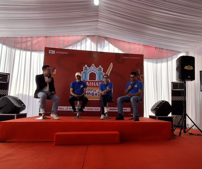 Konferensi pers Daihatsu Kumpul Sahabat Solo mulai dari kanan (Andrianto Saudin&ndash;Area Manager Central Java PT Astra International Daihatsu Sales Operation), tengah (Sri Agung Handayani Marketing Director PT Astra Daihatsu Motor) kiri (Gatot Sutanto, Asisten Perekonomian Kota Surakarta