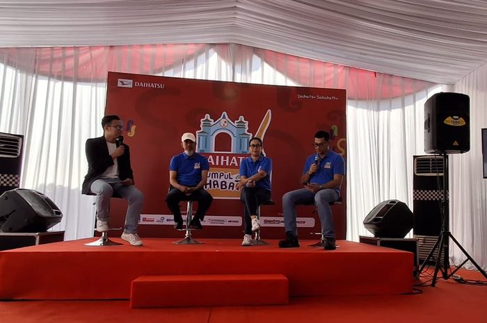 Konferensi pers Daihatsu Kumpul Sahabat Solo mulai dari kanan (Andrianto Saudin&ndash;Area Manager Central Java PT Astra International Daihatsu Sales Operation), tengah (Sri Agung Handayani Marketing Director PT Astra Daihatsu Motor) kiri (Gatot Sutanto, Asisten Perekonomian Kota Surakarta