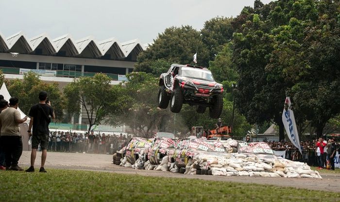 Penampilan Gajah Monster di Otobursa Tumplek Blek