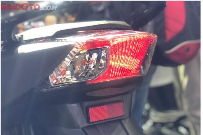 Mika lampu rem berwarna merah