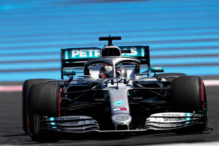 Pembalap Mercedes, Lewis Hamilton meraih pole position usai mencatatkan lap rekor baru, sementara Sebastian Vettel bakal start dari posisi ketujuh