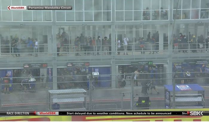 Pemandangan di garasi tim, setelah race 1 WorldSBK Indonesia 2021 di sirkuit Mandalika diumumkan ditunda karena hujan deras