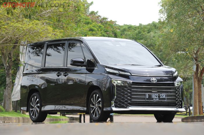 Toyota All New Voxy berhasil raih penghargaan Medium Van terbaik dalam OTOMOTIF Award 2023